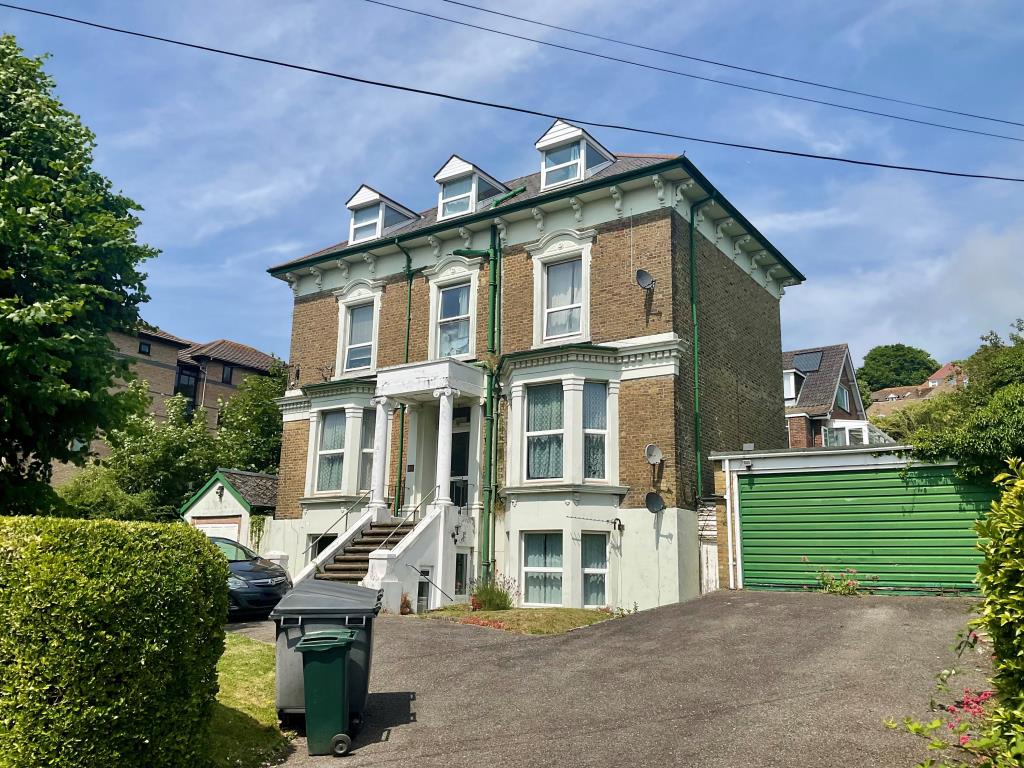 Lot: 70 - FREEHOLD DETACHED BLOCK OF FOUR TWO-BEDROOM FLATS - Front of property